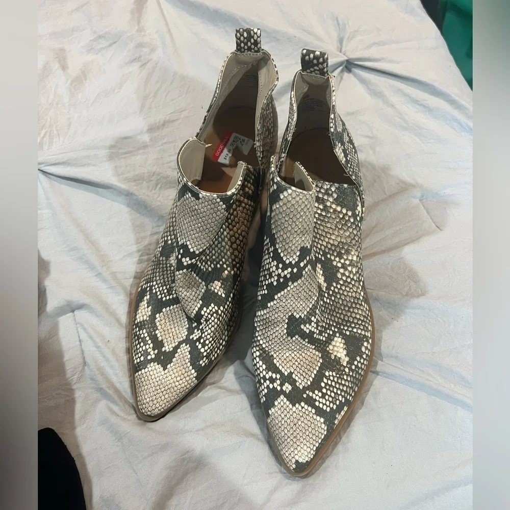 Universal Thread snake print slip on ankle boots size 9 pointy toe